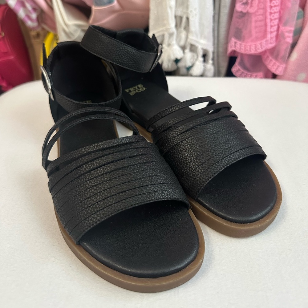Frye and Co. UMI Black Strappy Flat Sandals Size 6